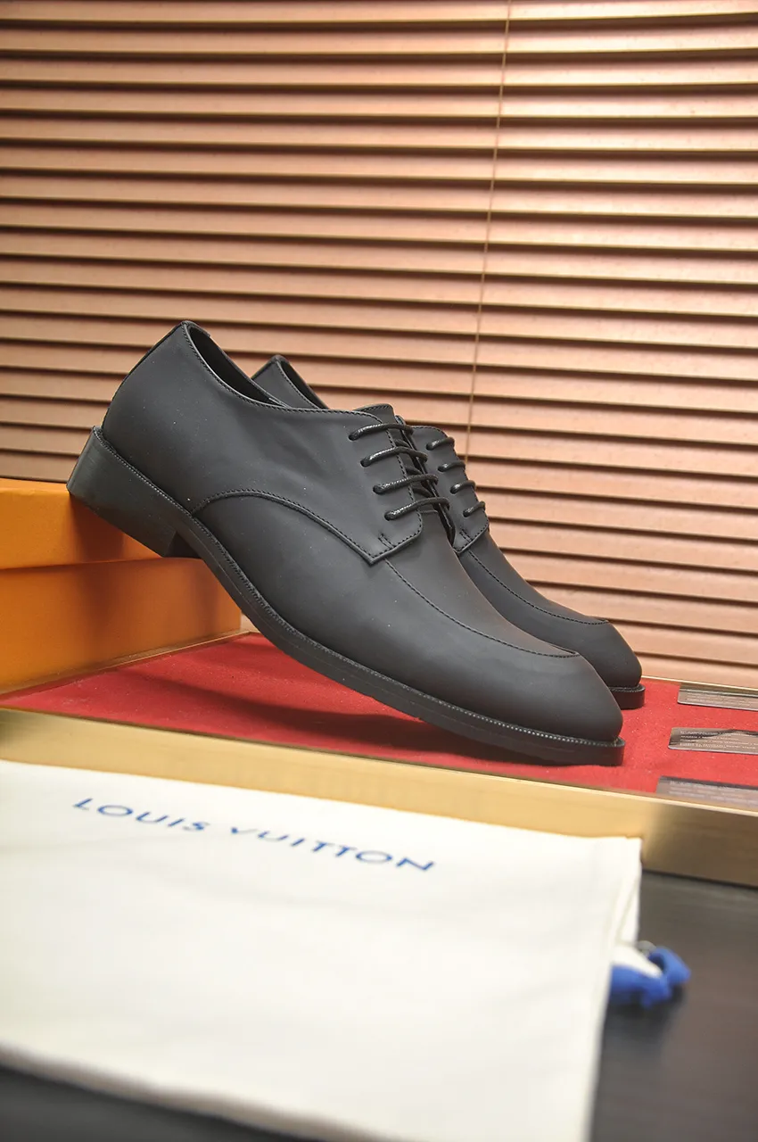 Men's men's shoes 💰500💶 [LV] (original single cowhide lining) 🍀LV's latest genuine leather business suit shoes are launched simultaneously on the official website. The first-layer cowhide imported from Italy is made of heavy gold, 💥official website 1:1 rubber outsole. Versatile to wear, high-end without losing class, and the color combination is extraordinary. This four-season style is alluring when worn on your feet, showing off your big-name flair. Standard code 38-45 (45 customized)